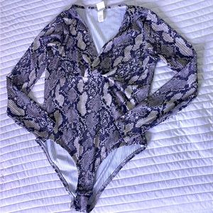 Snake print body suit. Long sleeve, V neck.